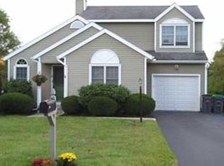 2 Oakleaf Dr, Halfmoon, NY 12065