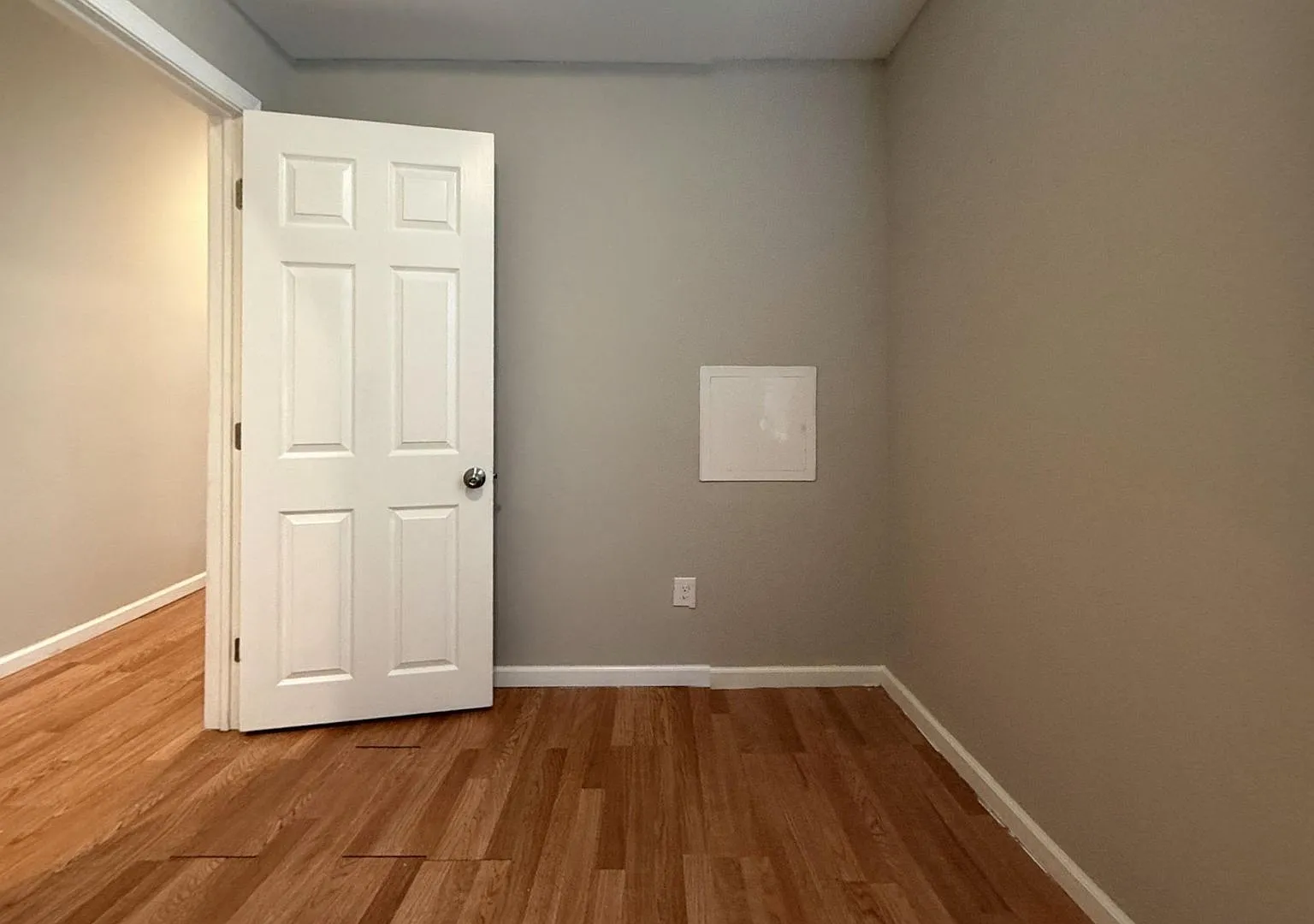 Charming 4BR/2BA Rowhouse with Hardwood-Style Flooring Throughout — Photo 3