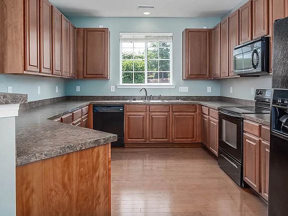 3rd image of 1001 Remington Oaks Cir