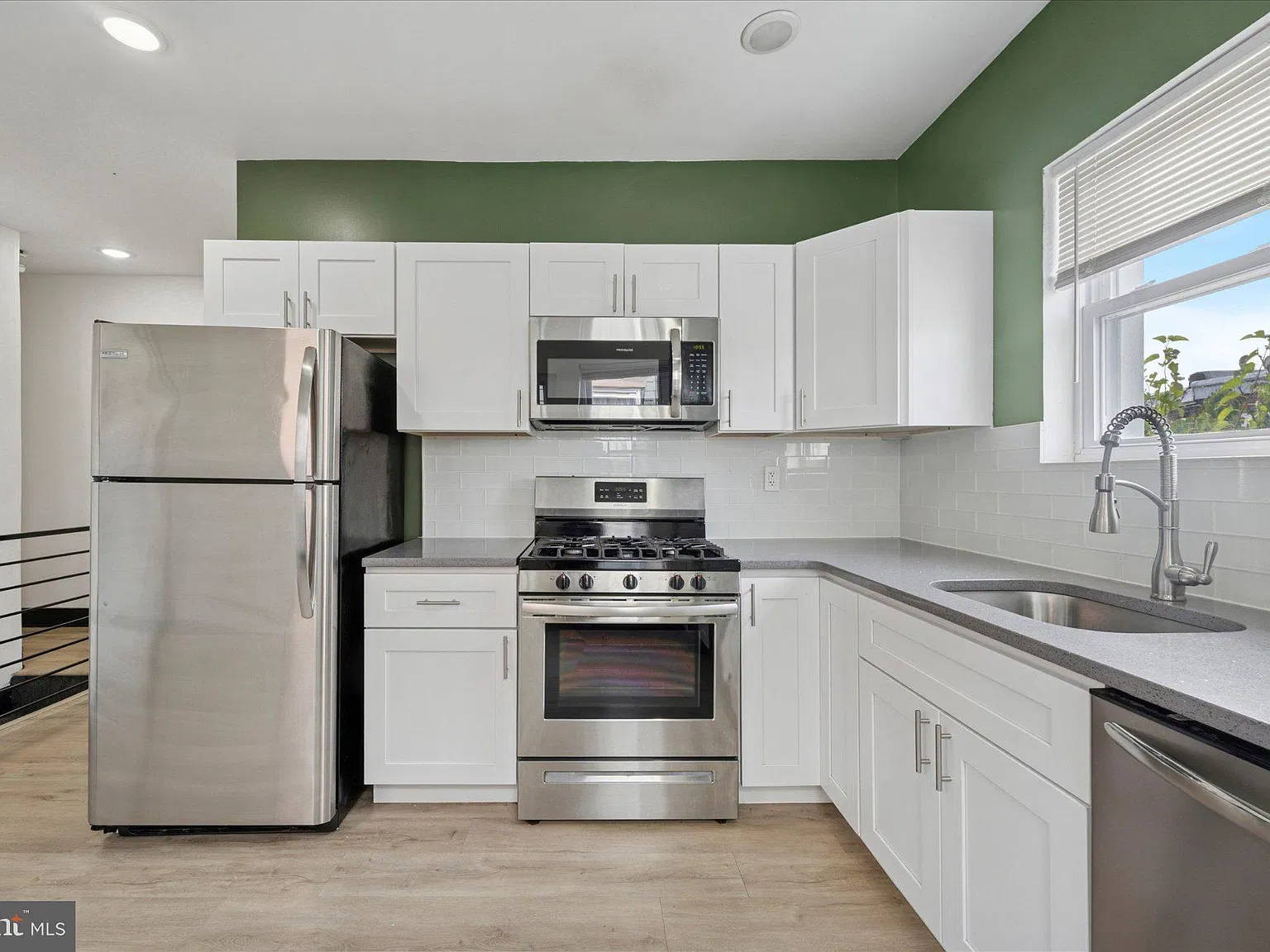 2 bed, 1.0 bath, 700 sqft, $1,300 — Photo 3