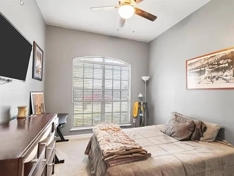 1052 Lufkin Ln — Photo 15