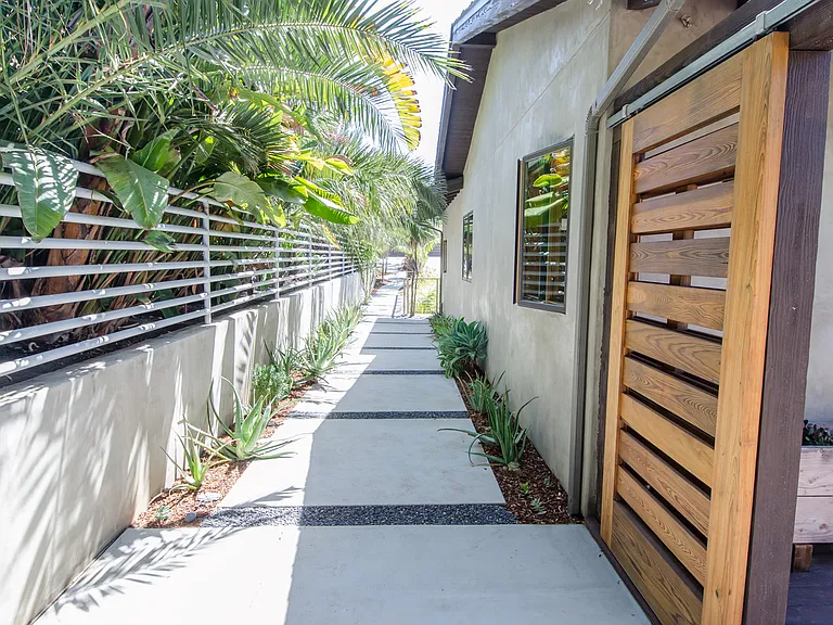 1072 Urania Ave — Photo 32