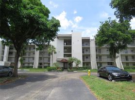 9470 Poinciana Pl, Davie, FL