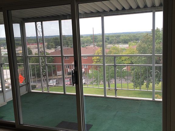 private screened in balcony/porch