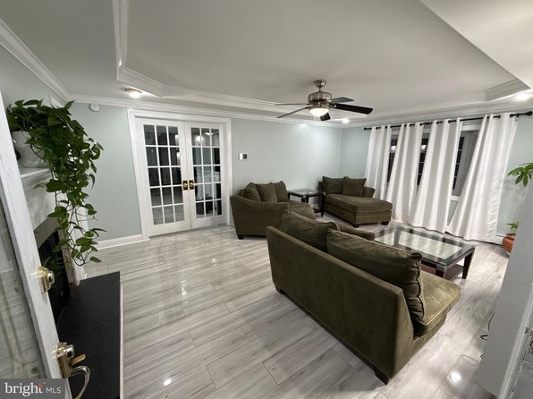 18 River Ln, Levittown, PA 19055
