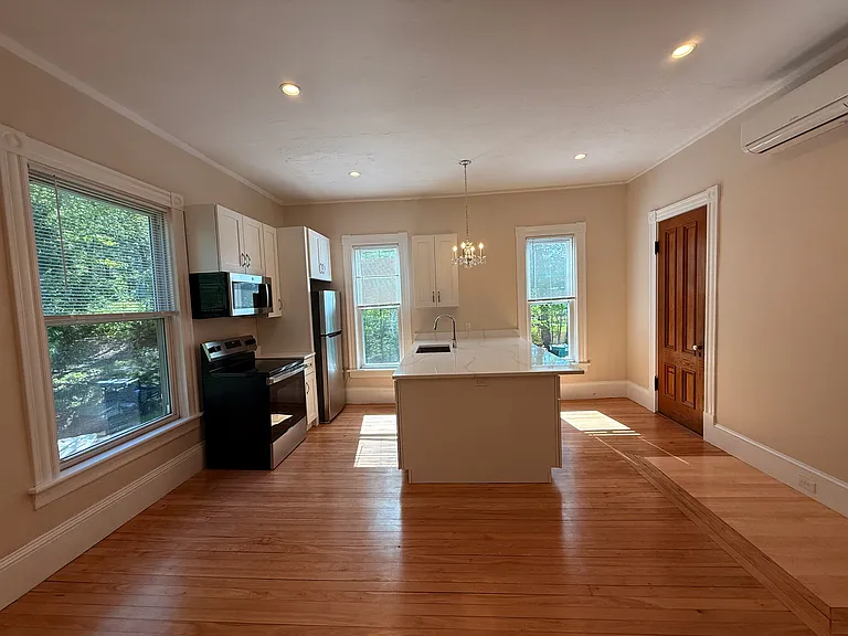 143 Main St #6 — Photo 3