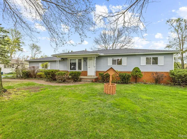 2530 Woodlawn St, Wolverine Lake, MI 48390