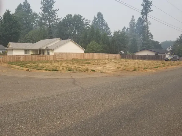 388 Wells Dr, Cave Junction, OR 97523