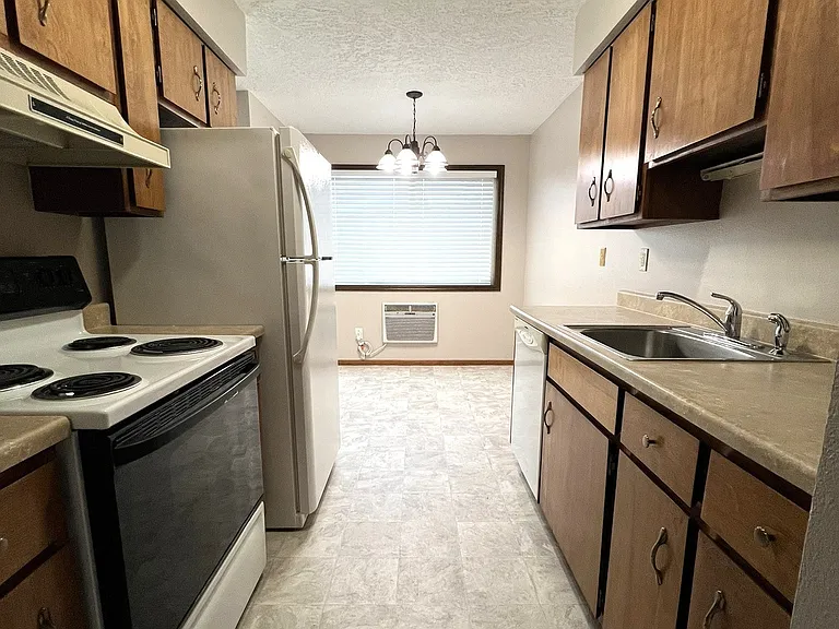 2045 Tibbetts Dr — Photo 23