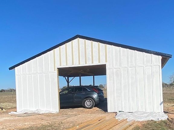 2nd image of 816 Raccoon Bend Rd