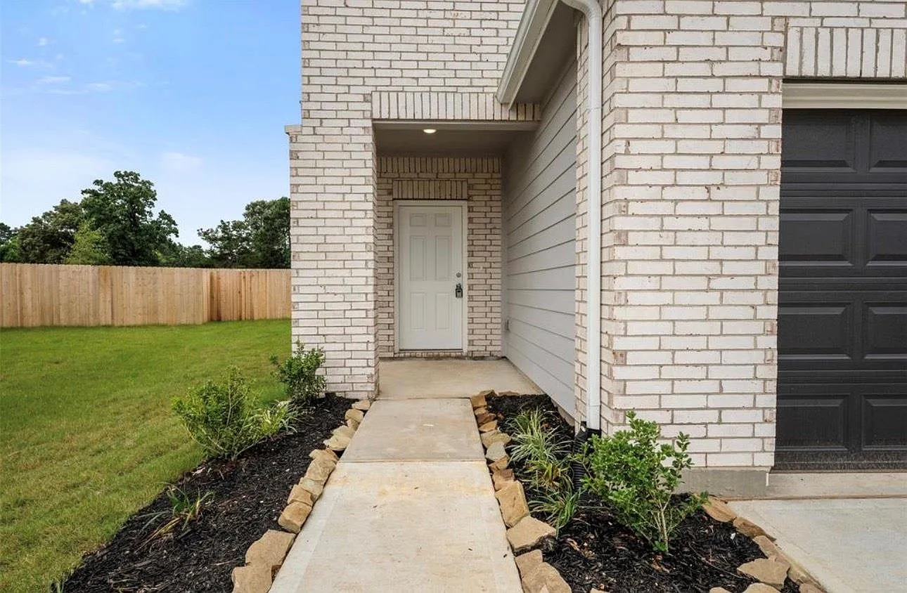 4 bed, 3.0 bath, 2260 sqft, $2,245 — Photo 3