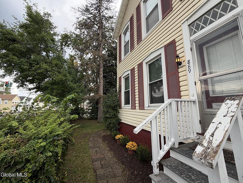 2nd image of 889 5th Avenue