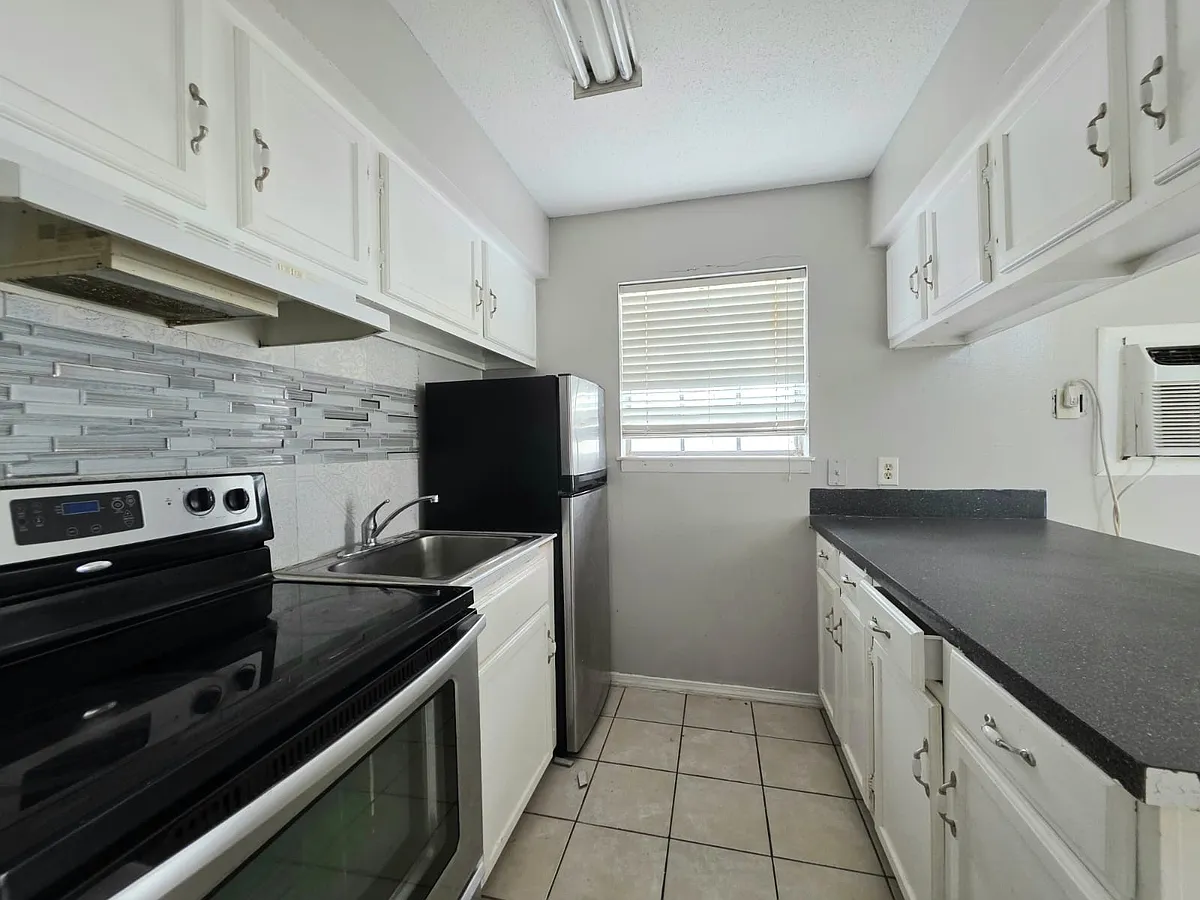 Building Photo - 6300 N 11th St #27