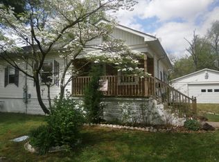 105 W Spani St, Benton, IL 62812