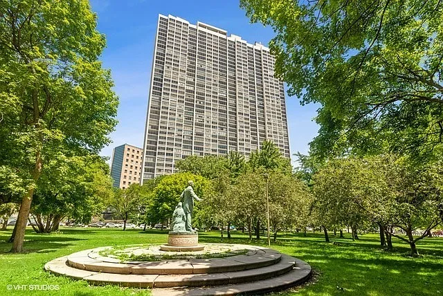 2800 N Lake Shore Dr APT 304 photo 1