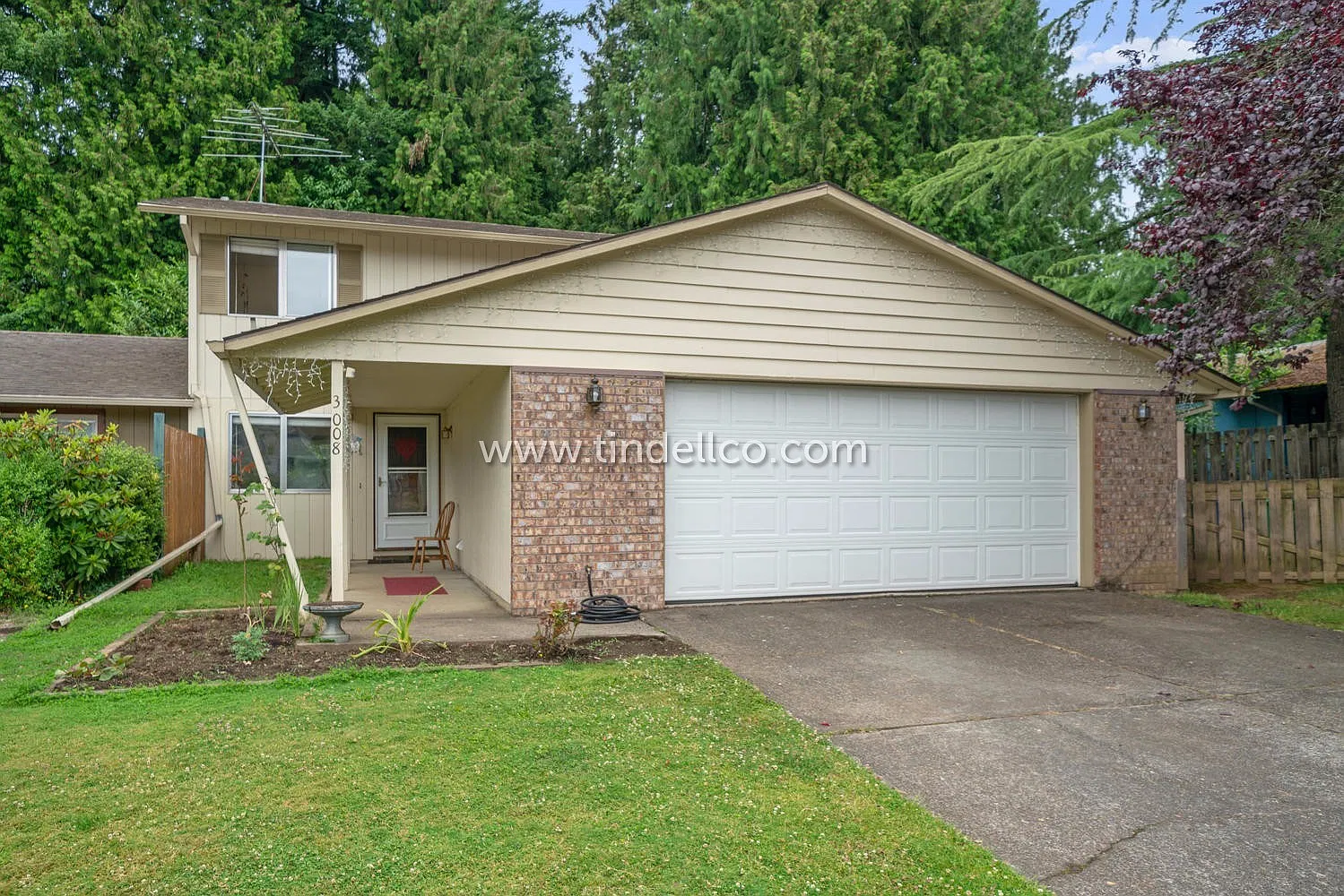 3 bed, 1.5 bath, 1360 sqft, $2,395 — Photo 2