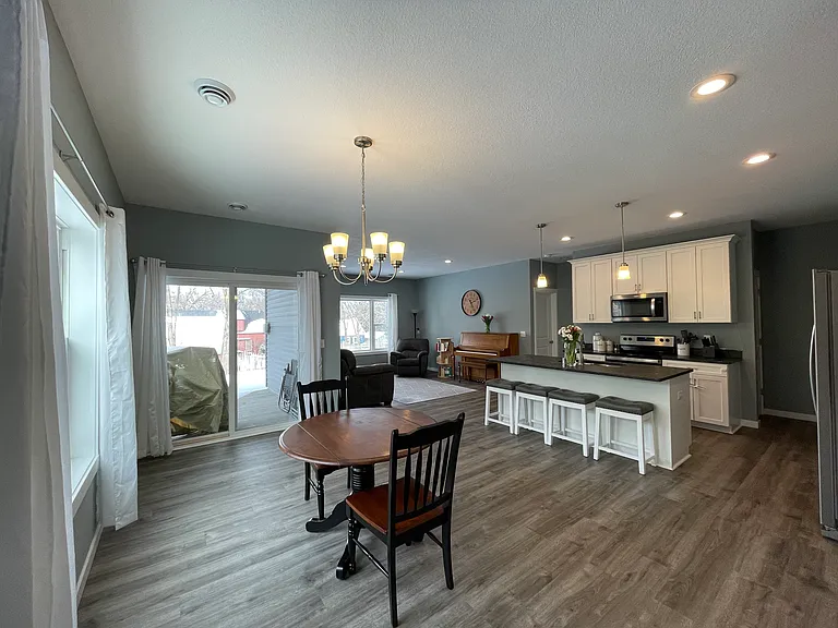 525 E Broadway St — Photo 2