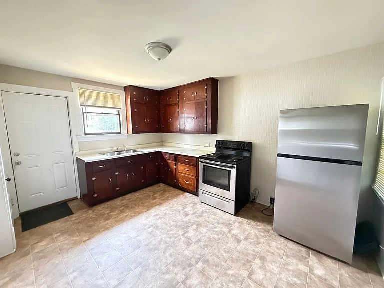 554 Camden Ave — Photo 9