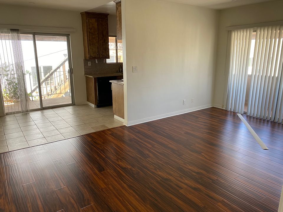 Large living room with b-fast nook and balconies