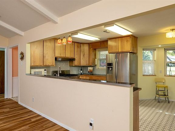 2nd image of 409 Willow Park Dr