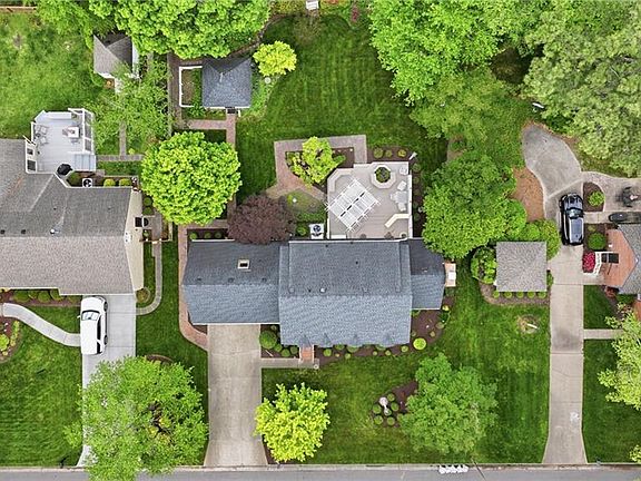 5th image of 3212 Mapleton Cres