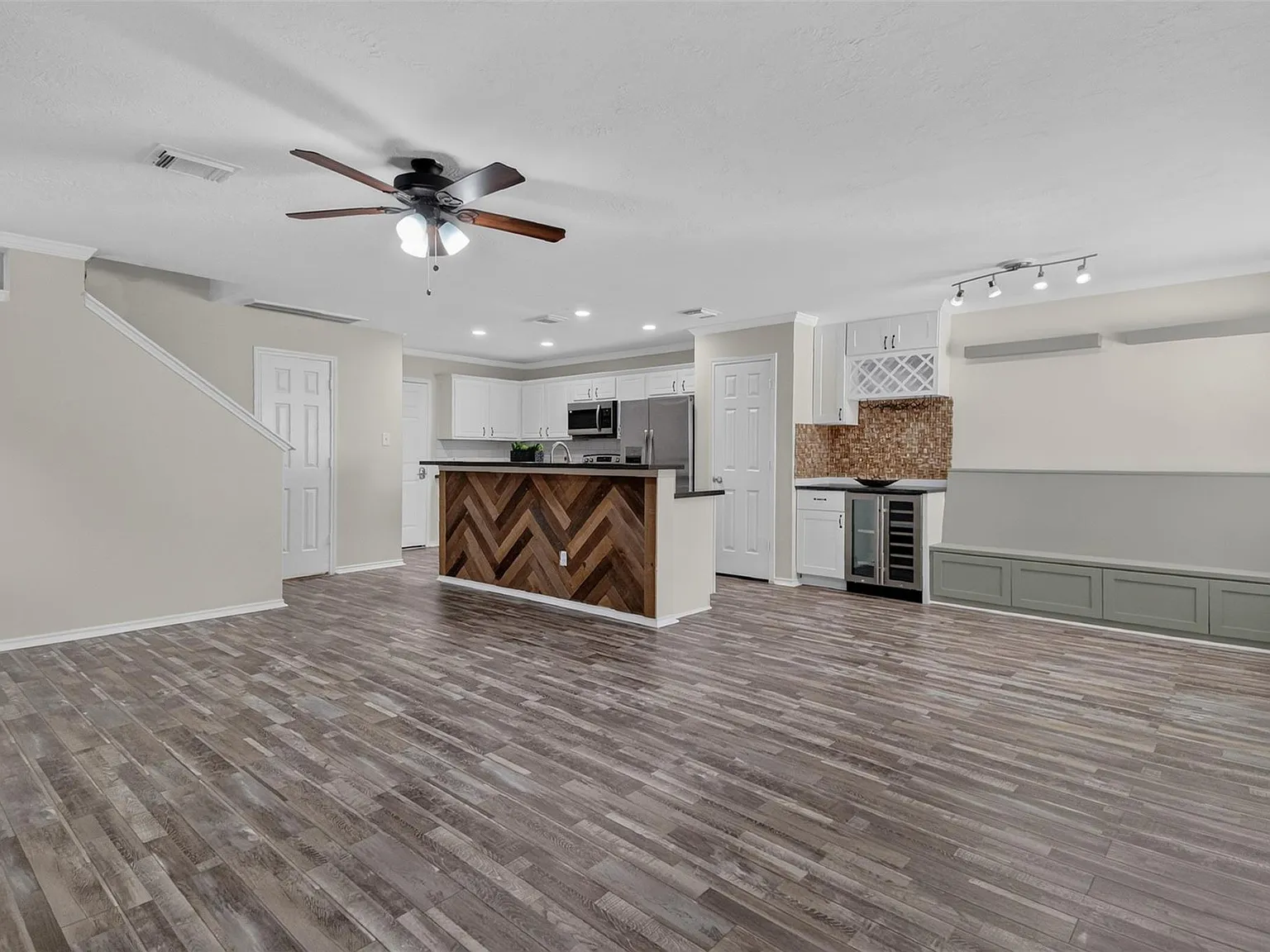 3 bed, 2.5 bath, 1818 sqft, $2,100 — Photo 4