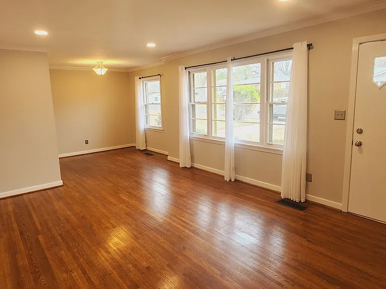 209 Knoll Crest Dr — Photo 3