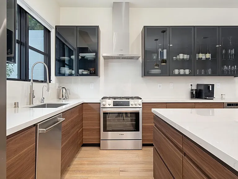 822 S Plymouth Blvd #4 — Photo 4