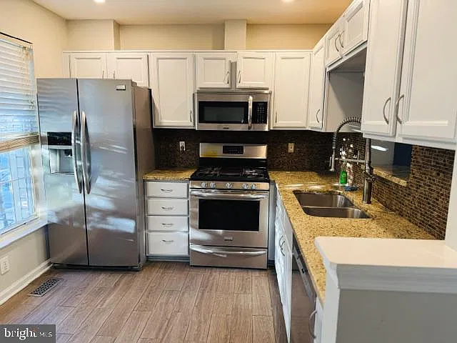 4 bed, 3.5 bath, 1580 sqft, $3,200 — Photo 3