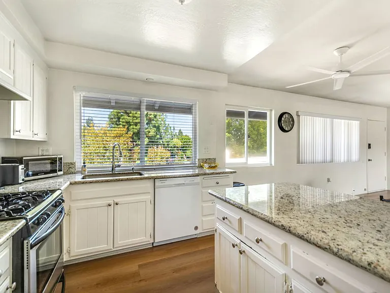 418 Nobel Ave #D — Photo 11