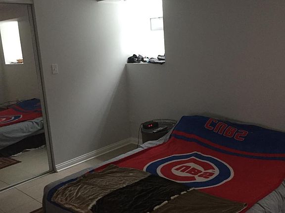 Bedroom w/ closet