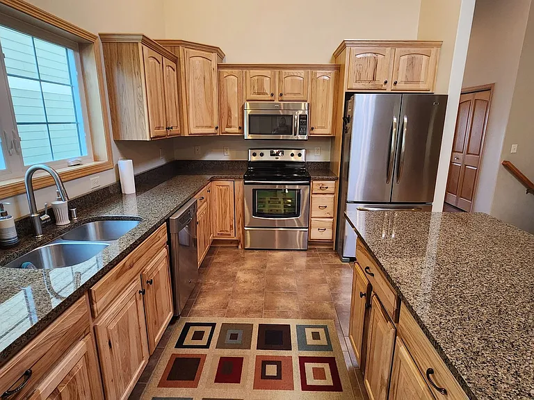 1329 Pinecrest Ln — Photo 2