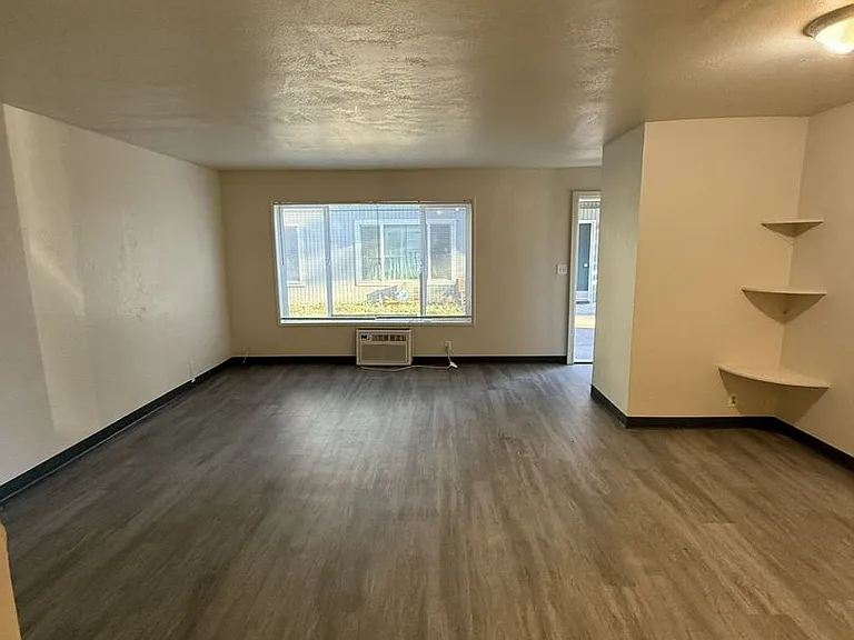 220 N Ivy St — Photo 7