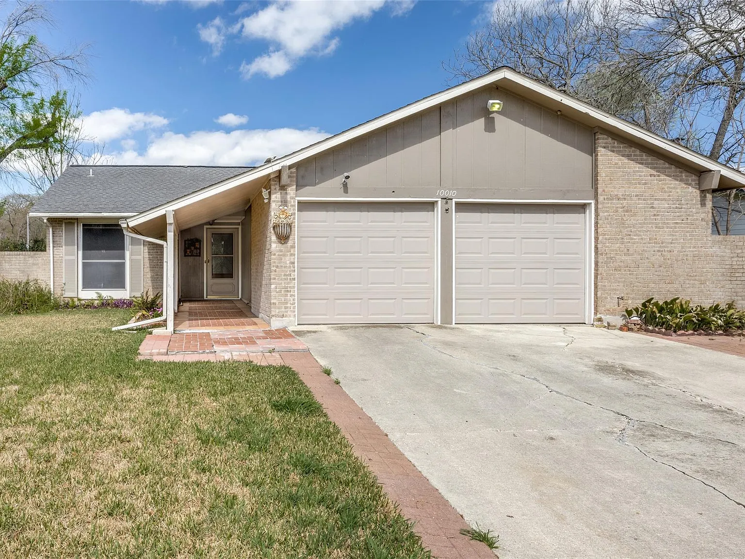 3 bed, 2.0 bath, 1189 sqft, $2,200 — Photo 2