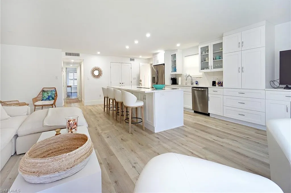 2 bed, 2.0 bath, 1376 sqft, $9,000 — Photo 2