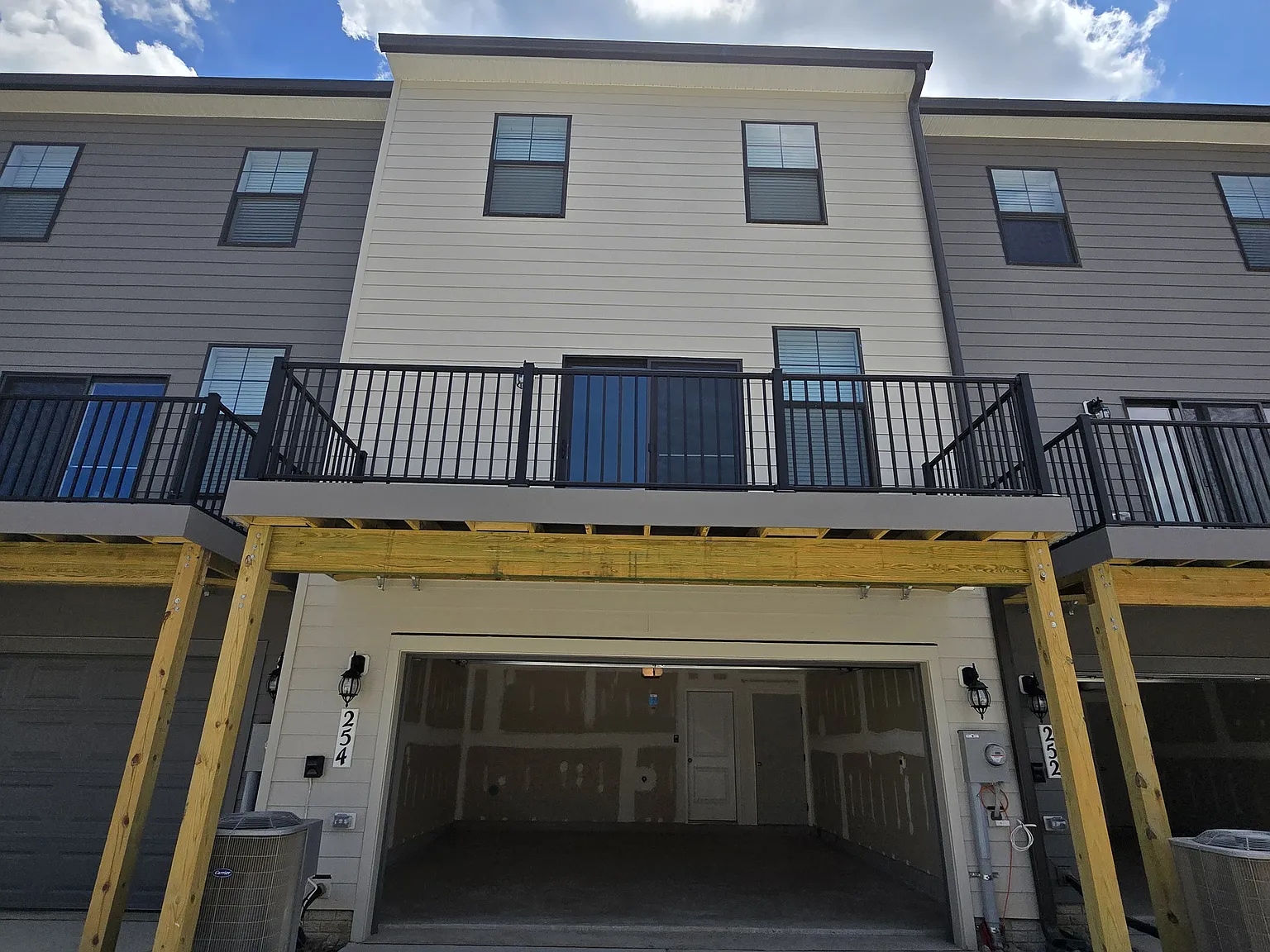 4 bed, 3.5 bath, 1962 sqft, $2,950 — Photo 2
