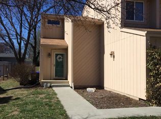 1033 SW Amhurst Ct, Topeka, KS 66604