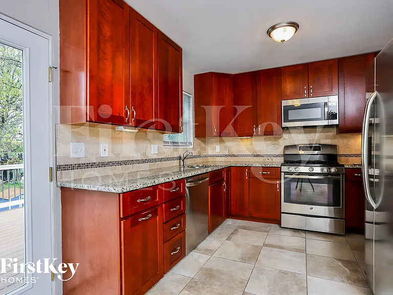 1331 Glenstone Dr — Photo 5