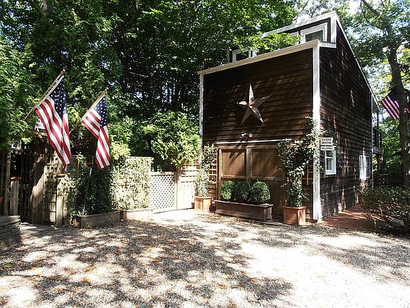 Guest House 
1st Fl. Garage