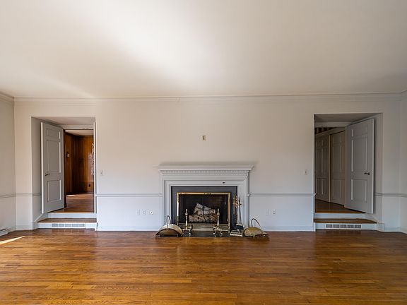 4th image of 2865 Hickory Hills Ln