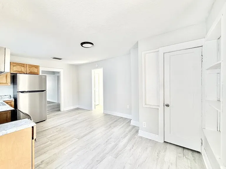 2425 Auburn St S — Photo 11