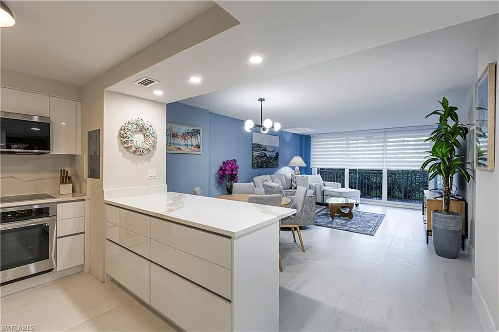 1 bed, 1.0 bath, 817 sqft, $4,200 — Photo 4