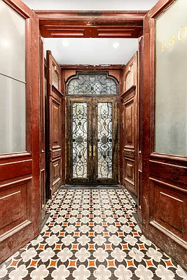 Rented by REAL New York | media 24