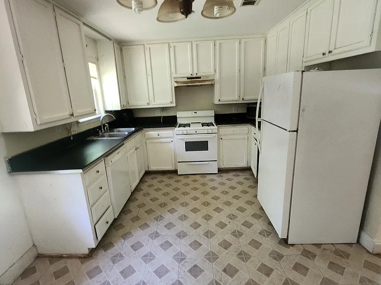 408 E Division St — Photo 4