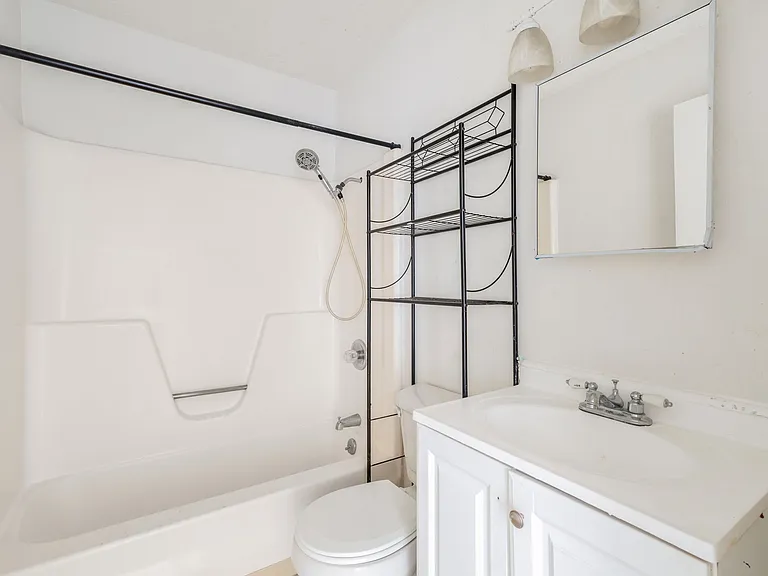 524 Vermont St NE #D — Photo 10
