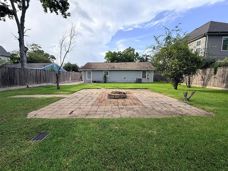 1631 Chantilly Ln — Photo 22