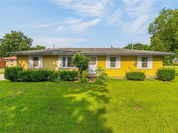 28 Forest Ln, Lexington, MO 64067