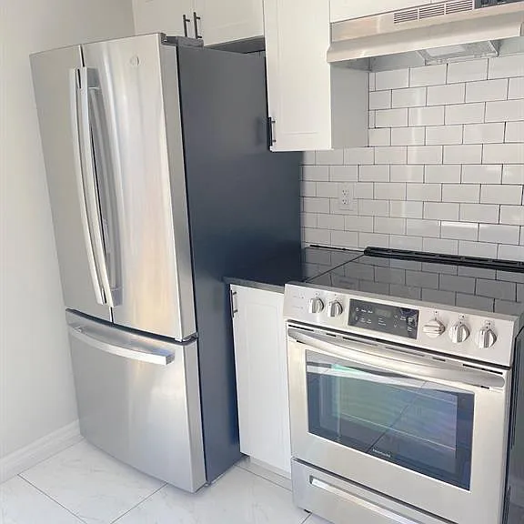 1677 Victoria Ave — Photo 14