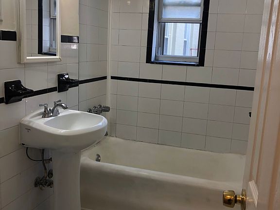 5th image of 5915 Kennedy Blvd E APT E6