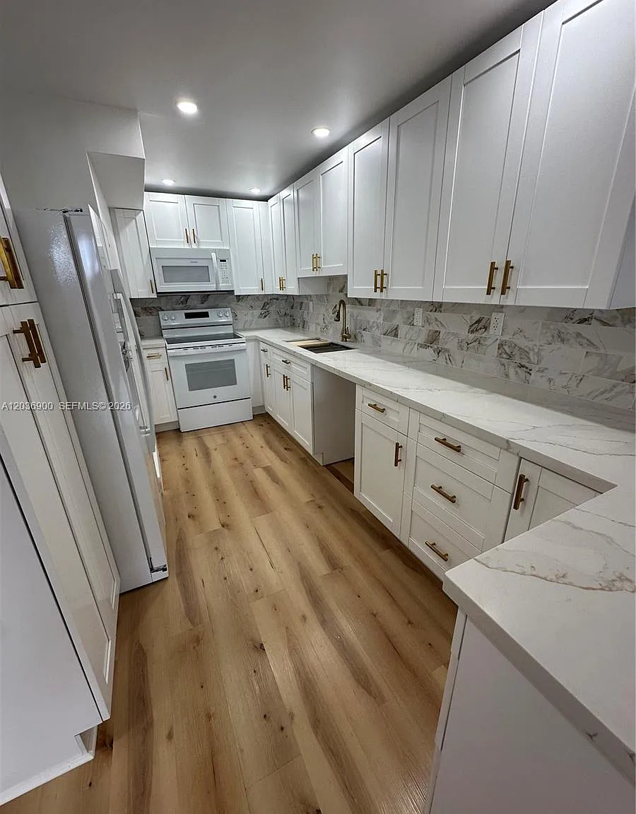 Samari Lake East Condo — Photo 1